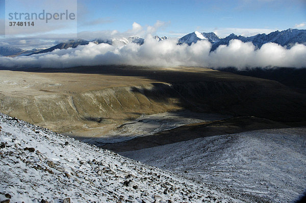 Frischer Schnee Wolken und Schatten  Berge und Steppe  Kharkhiraa Mongolischer Altai  bei Ulaangom  Uvs Aimag  Mongolei  Asien