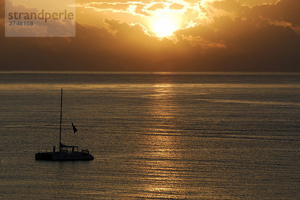 Sonnenuntergang auf Meer mit Boot  Rio Ochos  Jamaika  Karibik  Mittelamerika