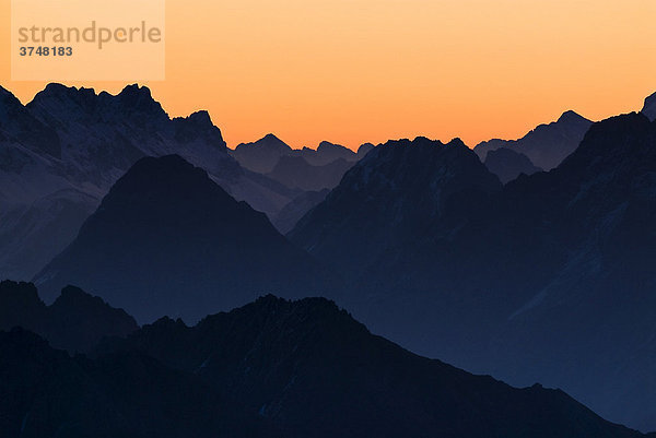 Sonnenaufgang mit sich staffelnden Bergen  Namlos  Reutte  Tirol  Österreich  Europa