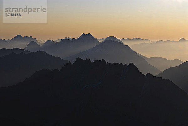 Sonnenaufgang mit sich staffelnden Bergen und Dunst in den Tälern  Namlos  Reutte  Tirol  Österreich  Europa