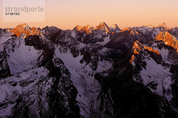 Verschneite Alpengipfel während des Sonnenaufganges  Gramais  Lechtal  Reutte  Tirol  Österreich  Europa