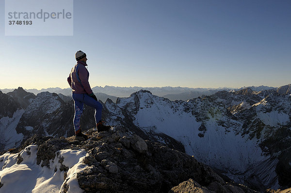 Bergsteiger vor Alpenpanorama  Gramais  Lechtal  Reutte  Tirol  Österreich  Europa