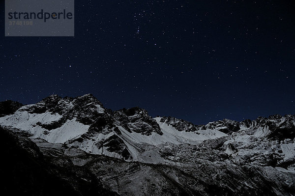 Sternenhimmel mit verschneiten Alpengipfeln  Gramais  Lechtal  Reutte  Tirol  Österreich  Europa