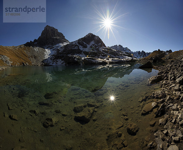 Bergsee mit Sonnenspiegelung vor Alpengipfeln  Guffelsee  Gramais  Lechtal  Reutte  Tirol  Österreich  Europa