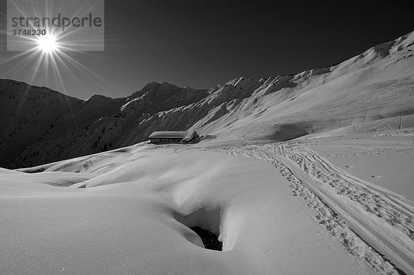 Skispur mit Berghütte in verschneiter Bergwelt  Grünhorn  Kleinwalsertal  Vorarlberg  Österreich  Europa