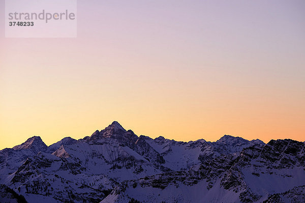 Gipfelpanorama des Hochvogels bei Sonnenaufgang  Allgäuer Alpen  Tirol  Österreich  Europa