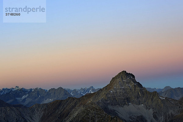 Blaue Stunde mit Alpenpanorama  Namlos  Lechtal  Reutte  Tirol  Österreich