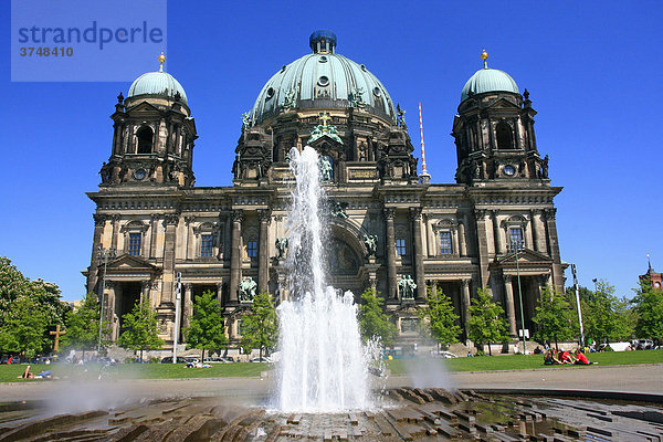 Frontansicht des Berliner Dom auf der Museumsinsel in Berlin-Mitte  Deutschland  Europa