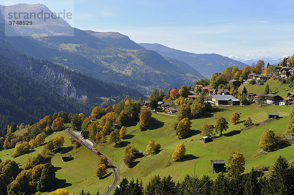 Herbstliche Stimmung im Schanfigg  Talschaft von Arosa  bei der Ortschaft Peist  Schweiz  Europa