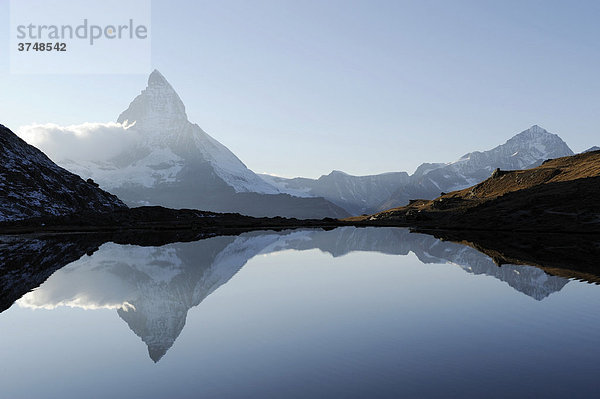 Matterhorn spiegelt sich im Riffelsee  Zermatt  Wallis  Schweiz  Europa