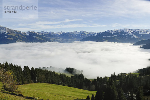 Von Nebel verhangener Talkessel mit angeschneiten Berggipfeln im Spätherbst  Kitzbühl  Tirol  Österreich  Europa