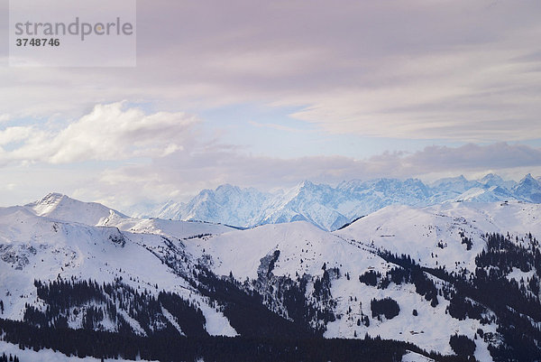 Föhnfenster über verschneiten Zentralalpen in Abendstimmung  Wildschönau  Tirol  Österreich  Europa