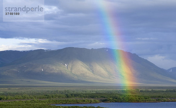 Regenbogen über Chapman Lake  Tundra  Ogilvie Mountains dahinter  Dempster Highway  Yukon Territory  Kanada  Nordamerika