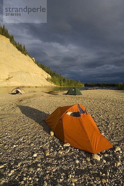 Zelte  aufgeschlagen am Ufer des Liard Flusses  Kiesbank  Abendlicht  Wolken  British Columbia  Yukon Territorium  Kanada  Nordamerika