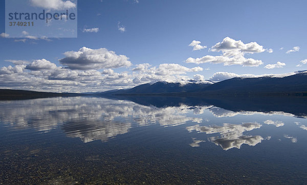 Weiter  sich im Quiet Lake spiegelnder Himmel  South Canol Road  Yukon-Territorium  Kanada  Nord Amerika