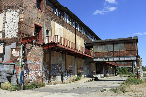 Verfallenes Fabrikgebäude der ehemaligen Glashütte Stralau  Berlin  Deutschland  Europa