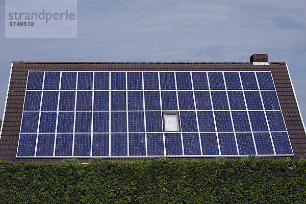 Solarzellen  Solarmodule  Solarkollektoren  Solarenergie  Photovoltaik-Anlage  auf Hausdach  Einfamilienhaus  Deutschland  Europa