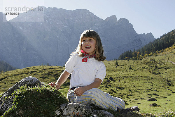Bergwandern  Kind  Mädchen  Karwendel  Alpen  Österreich  Europa