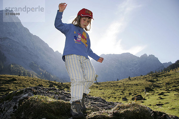 Bergwandern  Kind  Mädchen  Karwendel  Alpen  Österreich  Europa