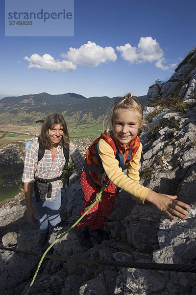 Frau und fünfjähriges Mädchen beim Klettern am Kofel in den Ammergauer Alpen  Oberbayern  Bayern  Deutschland  Europa
