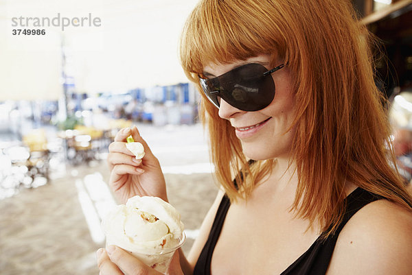 Junge Frau beim Eis essen