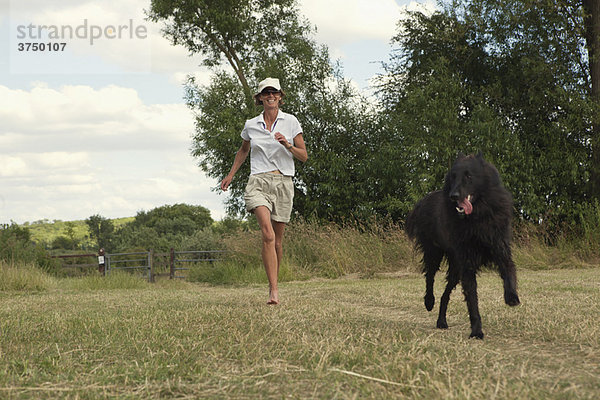 Frau läuft mit Hund