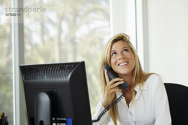 Büroangestellte am Telefon