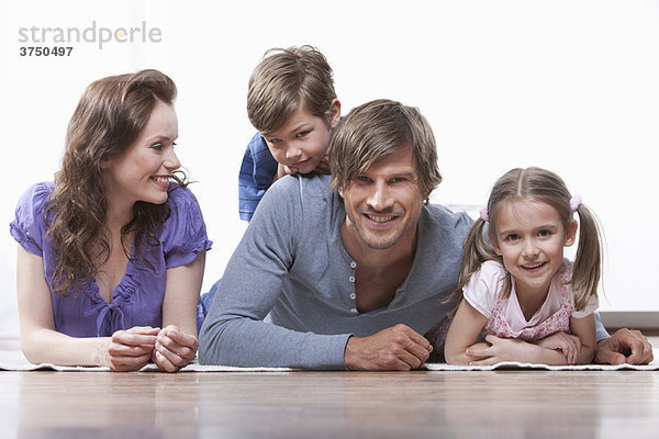 Glückliche Familie auf dem Teppich