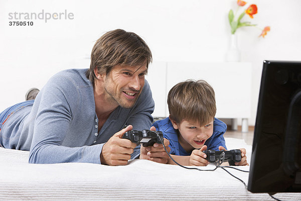 Vater und Sohn spielen ein Videospiel