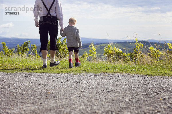 Mann und Junge wandern im Vorgebirge