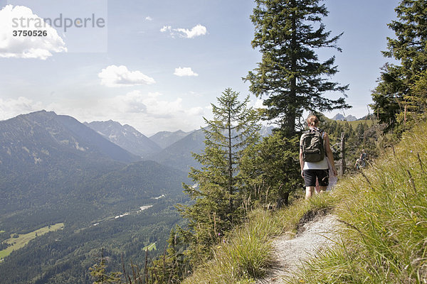 Wandern auf den Wegen durch die Berge