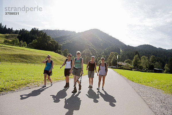 Mädchen  die von einer langen Wanderung zurückkehren