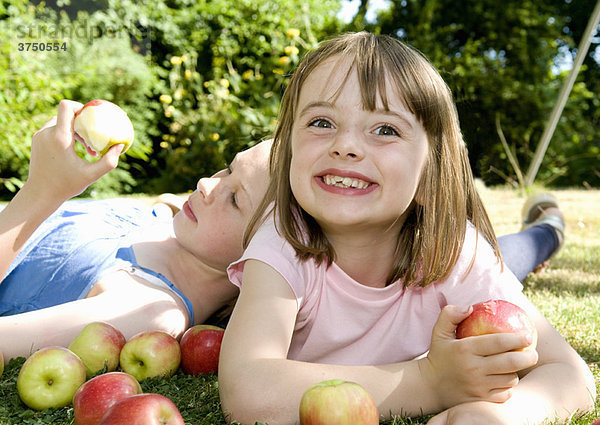 Glückliches Mädchen und Freund mit Äpfeln