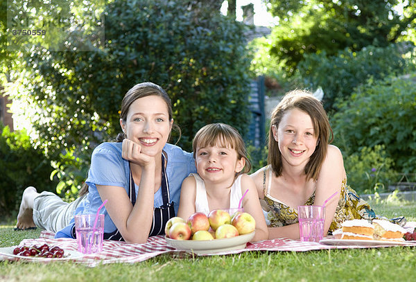 Mutter und Töchter beim Picknick