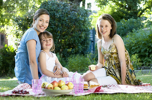 Glückliche Mutter und Töchter beim Picknick