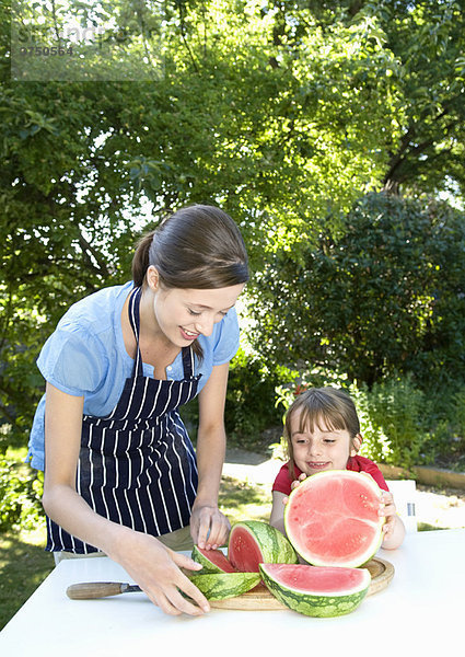 Mutter und Tochter bereiten Wassermelone vor