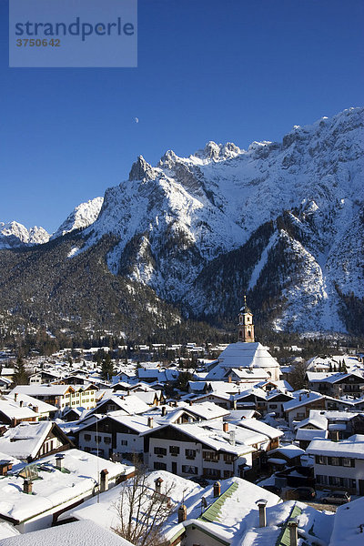 Mittenwald mit Karwendel im Winter  Bayern  Deutschland