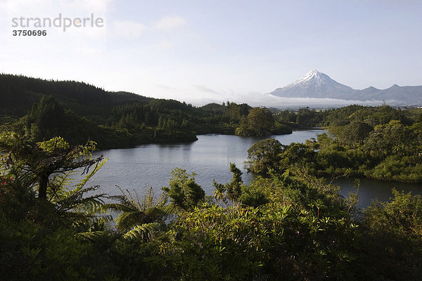 Mount Egmont mit Lake Mangamahoe  Nordinsel  Neuseeland