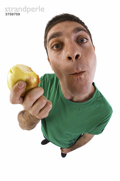 Mann isst einen Apfel  Fischauge