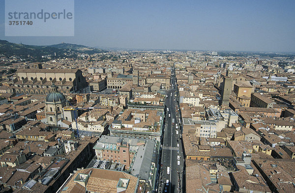 Blick von oben auf die Altstadt mit Via Rizzoli (vom Torre degli Asinelli) Bologna  Emilia Romagna  Italien