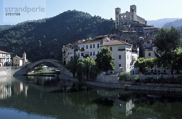 Dolceacqua  Stadt  Burg  Steinbrücke am Fluss  Ligurien  Riviera  Italien