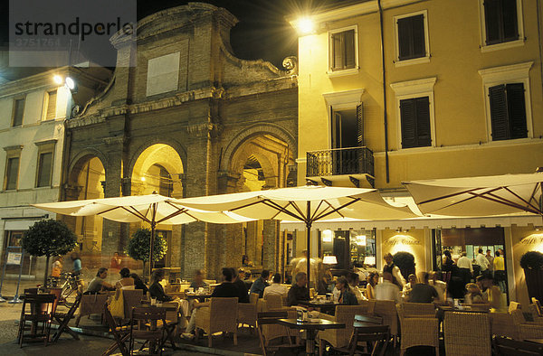 Piazza Cavour mit Cafe und alter Markthalle bei Nacht  Rimini  Emilia Romagna  Adria  Italien