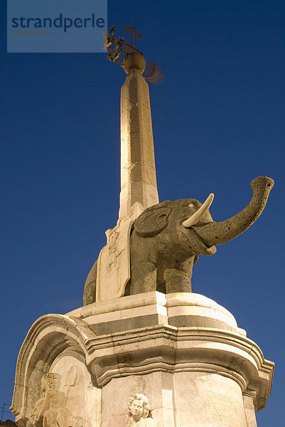Elefantenbrunnen  Fontana dell' Elefante von Bernini beleuchtet bei Nacht  Piazza del Duomo  Catania  Sizilien  Italien  Süditalien