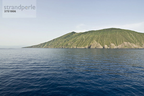 Insel Vulcano im Meer  Liparische Inseln  Sizilien  Süditalien