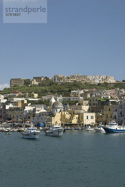 Blick vom Meer auf Hauptort Procida und Hafen  Insel Procida  Golf von Neapel  Kampanien  Italien