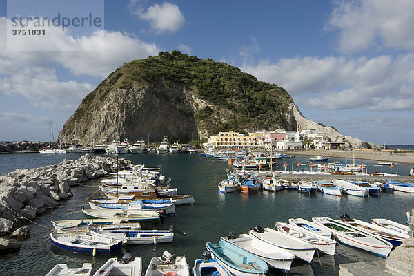 Hafen von Sant Angelo und die Insel Ischia  Golf von Neapel  Kampanien  Italien  Süditalien