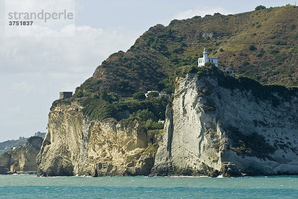 Steilküste mit Leuchtturm von Miseno  Autofähre im Golf von Neapel  Kampanien  Italien