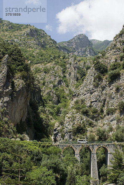 Furore  Berge und Brücke über Schlucht  Amalfiküste  Kampanien  Italien