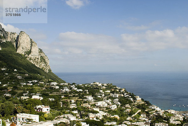 Blick vom Ort Capri über weiße Häuser aufs Meer  Insel Capri  Kampanien  Italien