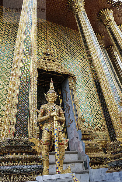 Wächter vor Hor Phra Gandhararat Pagoden  Wat Pra Kaeo Tempel  Bangkok  Thailand